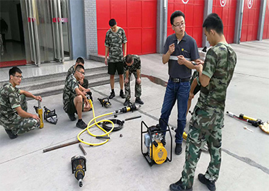 山东葡京赌场官网携单管破拆设备亮相某消防支队。