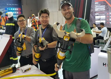 山东新葡京官网携多种救援器材参加四川消防展。